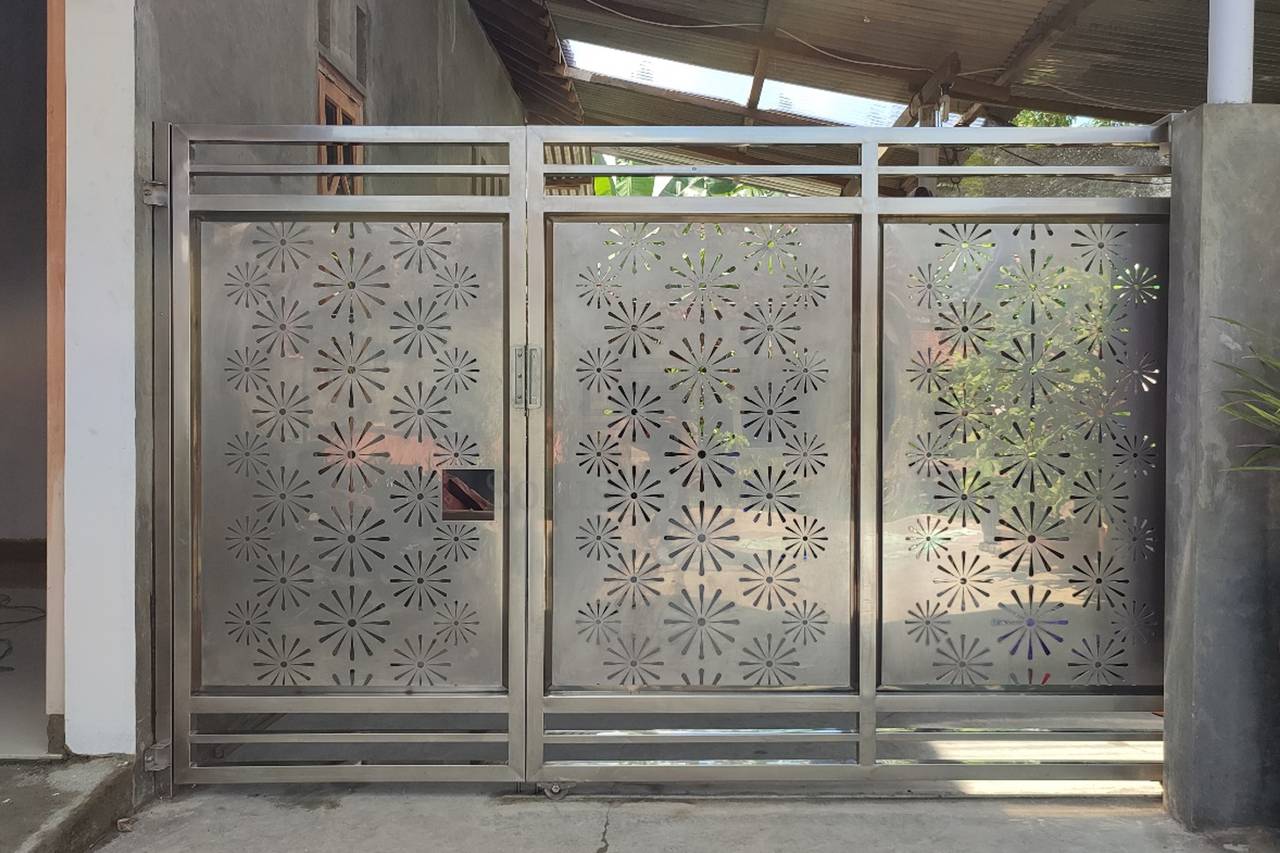 Detail ornamen laser cutting pada pintu gerbang custom